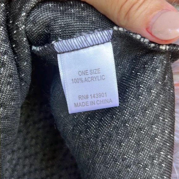 Coco + Carmen faux fur cape - Picture 3 of 5